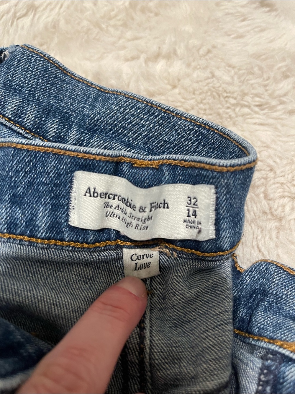 Abercrombie & Fitch Denim Curve Love Jeans with straight ankle & ultra high rise - Picture 2 of 3
